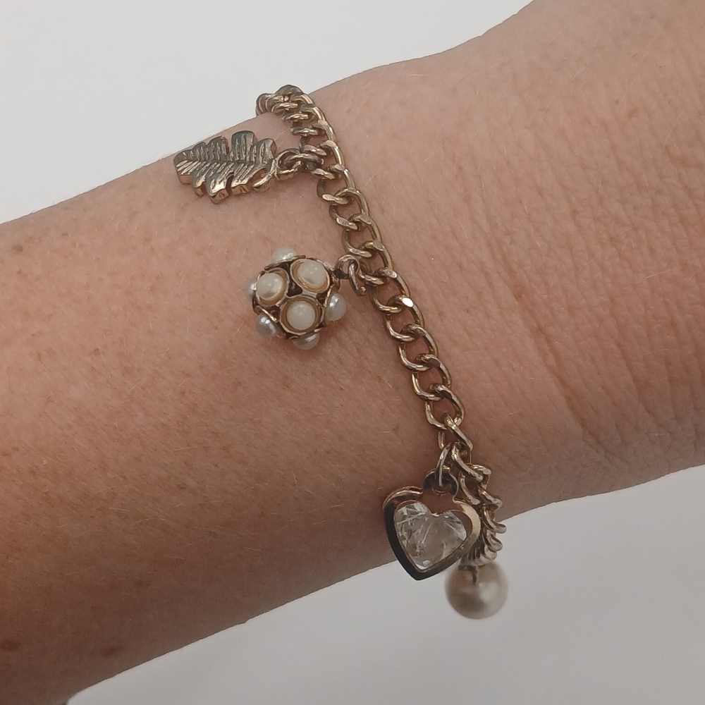 9 Inch Gold Charm Bracelet with Heart and Leaf Accents